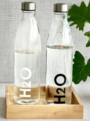 Botella de vidrio "H2O" Negra