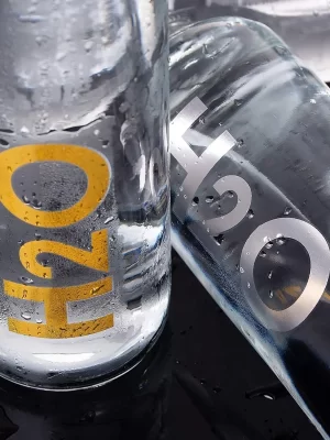 Botella de vidrio "H2O" Plateada