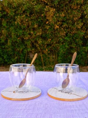 Set por 2 tazas, posa vasos y cucharita
