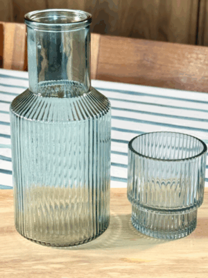 Botella de agua de noche con vaso