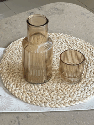 Botella de agua de noche con vaso