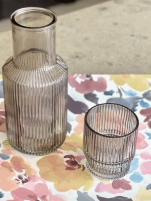 Botella de agua de noche con vaso