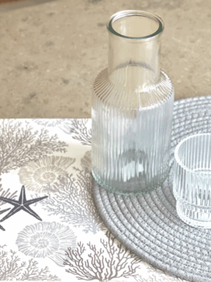 Botella de agua de noche con vaso