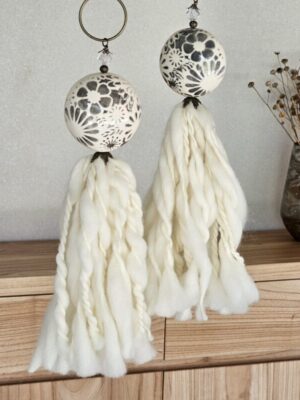 Colgante medallon "Flores grises"