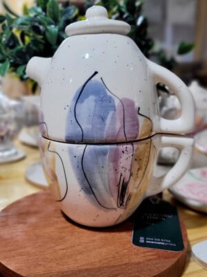 Mini tetera mas taza de ceramica.