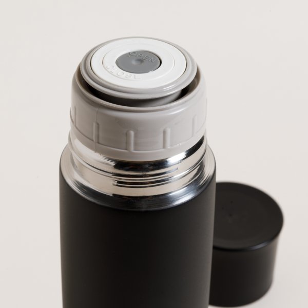 Termo de Acero Inoxidable Negro Tapa Plana 750 ML - Imagen 3