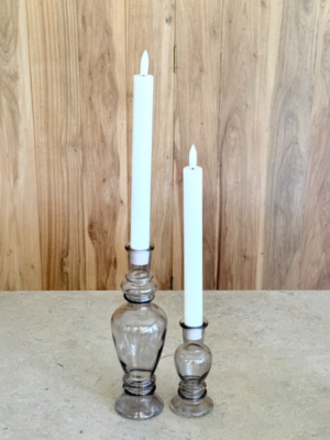 Candelabro de vidrio bajo gris